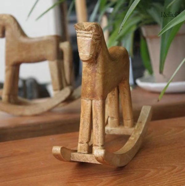 Cheval à bascule en bois, sculpture artisanale, 19 cm de hauteur