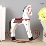 Statue cheval à bascule rétro en bois 24 cm