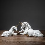 Sculpture d'une licorne blanche élégante