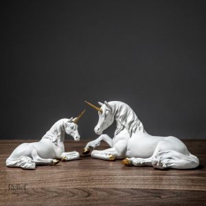 Sculpture d'une licorne blanche élégante