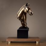 Sculpture en bronze représentant un majestueux cheval