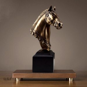 Sculpture en bronze représentant un majestueux cheval