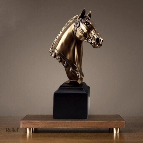 Sculpture en bronze représentant un majestueux cheval