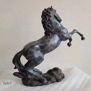 Sculpture en bronze représentant un cheval cabré