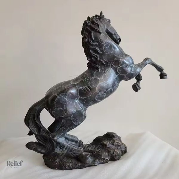 Sculpture en bronze représentant un cheval cabré
