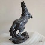 Statue équestre en bronze, cheval cabré élégant, 41 cm