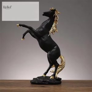 Statue cheval cabré noir avec crinière dorée 29 cm