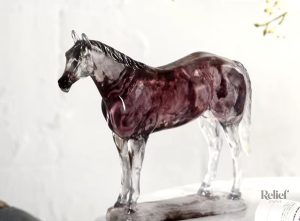 Statue décorative cheval, résine claire, 23 cm de haut
