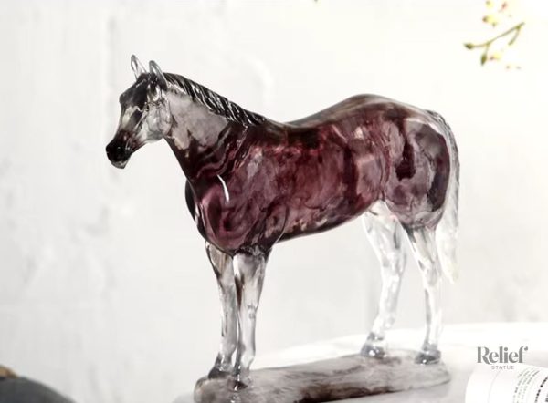 Statue décorative cheval, résine claire, 23 cm de haut