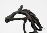 Sculpture de cheval Ferrari en résine élégante