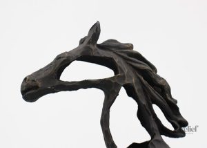 Sculpture de cheval Ferrari en résine élégante