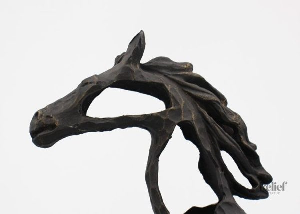 Sculpture de cheval Ferrari en résine élégante