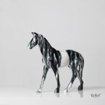 Sculpture représentant un cheval en position majestueuse