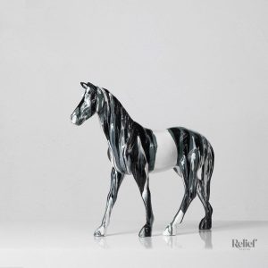Sculpture représentant un cheval en position majestueuse