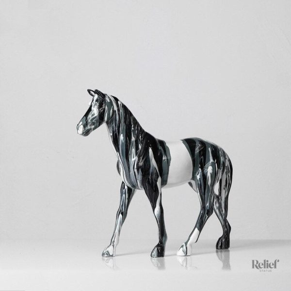 Sculpture représentant un cheval en position majestueuse
