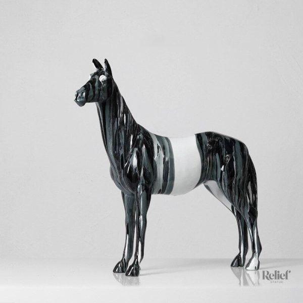 Art mural moderne avec une statue de cheval stylisée