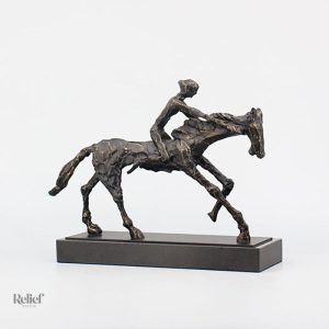 Sculpture stylisée de cheval en métal, art contemporain