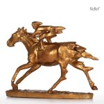Statue moderne en bronze représentant un cheval dynamique