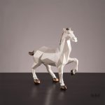 Sculpture cheval avec design géométrique élégant