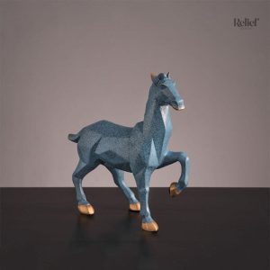 Statue moderne de cheval en forme géométrique