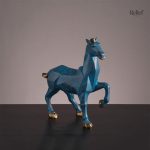 Cheval stylisé en sculpture avec motifs géométriques