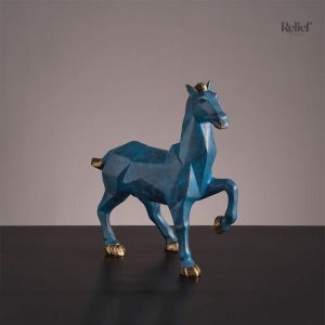 Cheval stylisé en sculpture avec motifs géométriques
