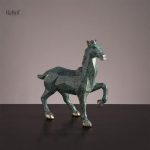 Sculpture artistique représentant un cheval géométrique