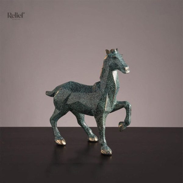 Sculpture artistique représentant un cheval géométrique