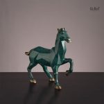 Design abstrait d'un cheval en sculpture contemporaine