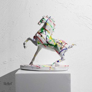 Sculpture cheval en position dynamique, patte levée