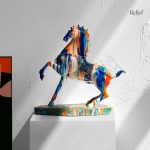 Statue décorative représentant un cheval, patte levée