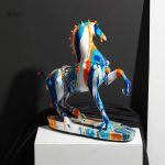 Sculpture cheval artistique, accent sur la patte levée
