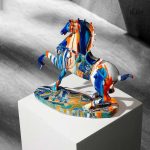 Sculpture de cheval stylisée, symbole de force et grâce