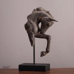 Statue en pierre illustrant la force d'un cheval