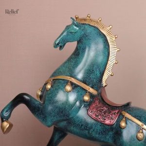 Cheval en résine, sculpture élégante de 23 cm