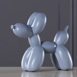 Chien en statue artistique avec un ballon