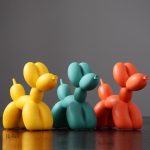 Figurine de chien amusante avec ballon