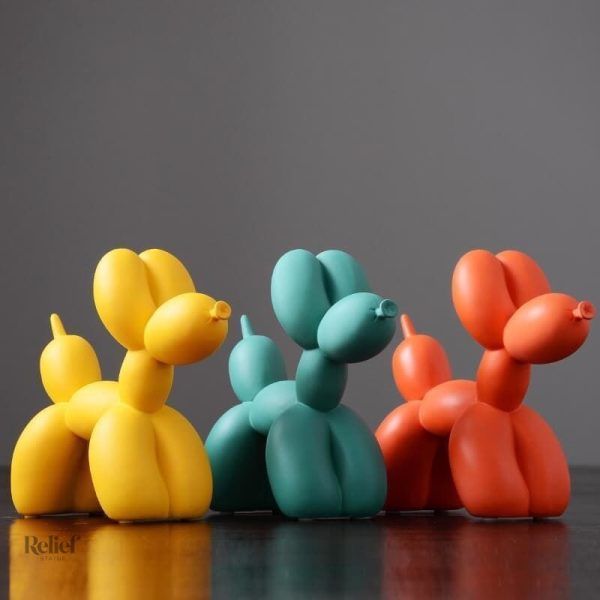 Figurine de chien amusante avec ballon