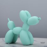 Figurine de chien avec un ballon amusant