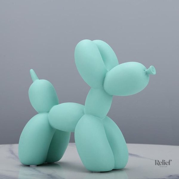 Figurine de chien avec un ballon amusant