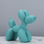 Sculpture de chien enjoué avec accessoire ballon