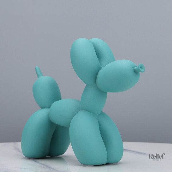 Sculpture de chien enjoué avec accessoire ballon
