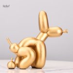 Figurine de chien avec un ballon en résine