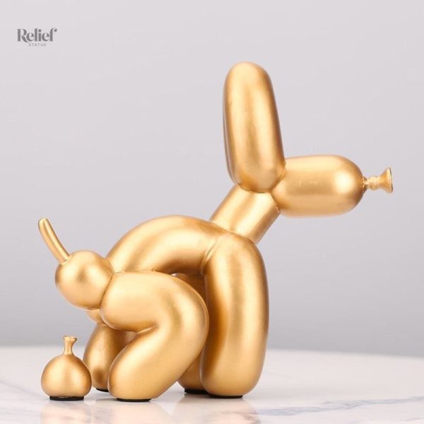 Figurine de chien avec un ballon en résine