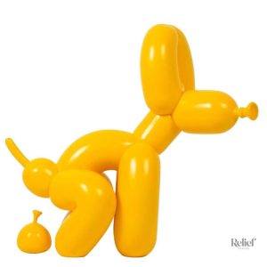 Résine de chien mignon avec un ballon amusant