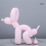 Statue de chien joyeux avec un ballon