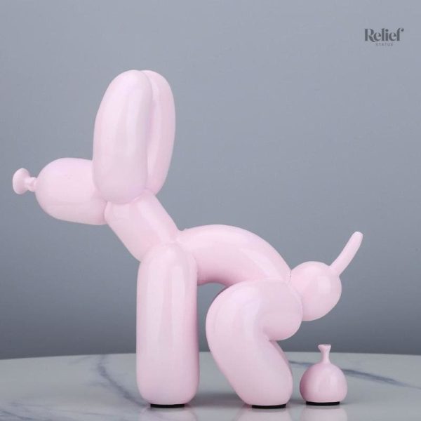 Statue de chien joyeux avec un ballon