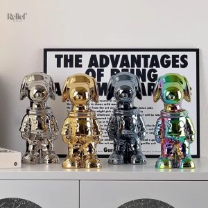 Figurine de chien en tenue spatiale, finition anodisée noire