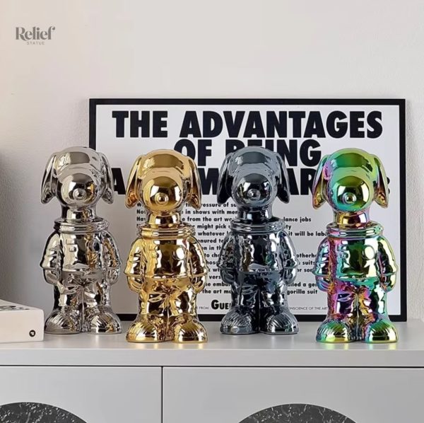 Figurine de chien en tenue spatiale, finition anodisée noire