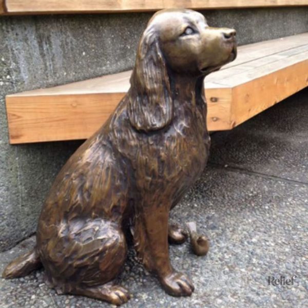 Détails d'une statue chien épagneul, décoration de jardin